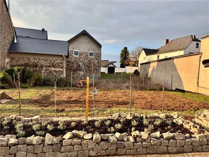 Das Beet konnte mit Erde befüllt werden.