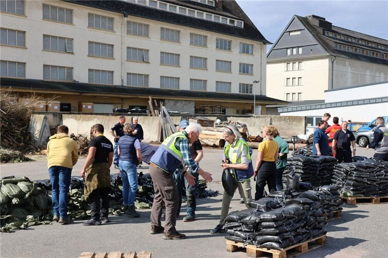 Das Befüllen von Sandsäcken wurde geübt.