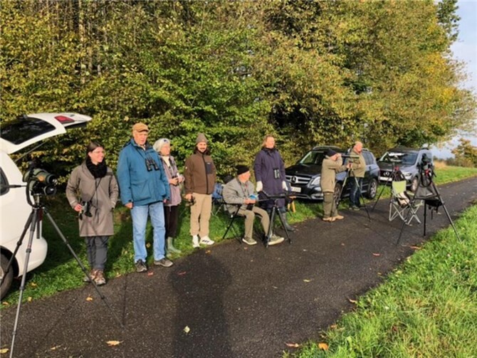Das Beobachterteam auf einer Anhöhe bei Salz im Westerwald .  Foto:Robert Kämper