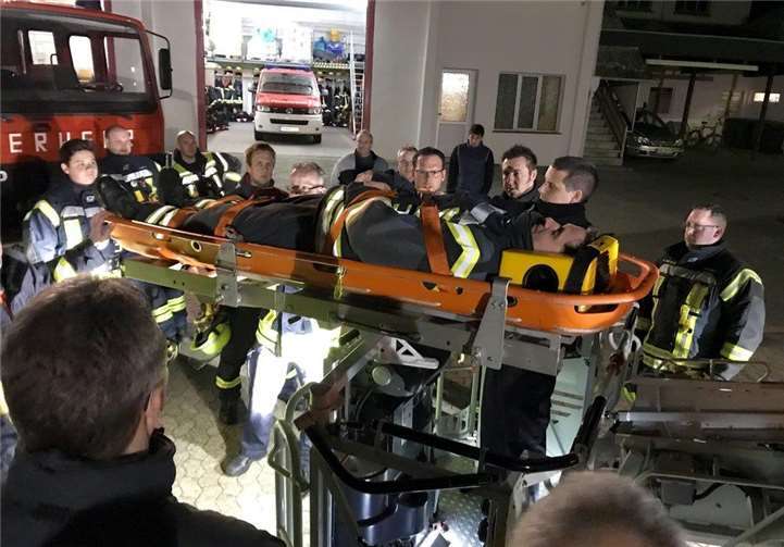 Das Bergen eines Verletzten wurde geübt.
