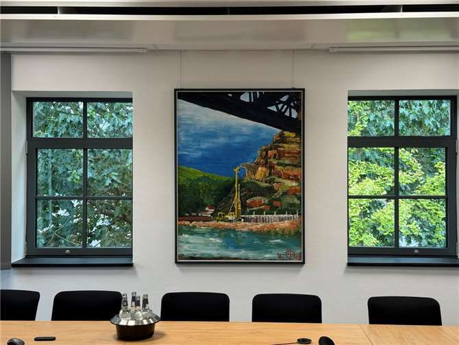 Das Besprechungszimmer der Saar Grundbau ziert ein Gemälde aus dem Ahrtal.  Foto: privat