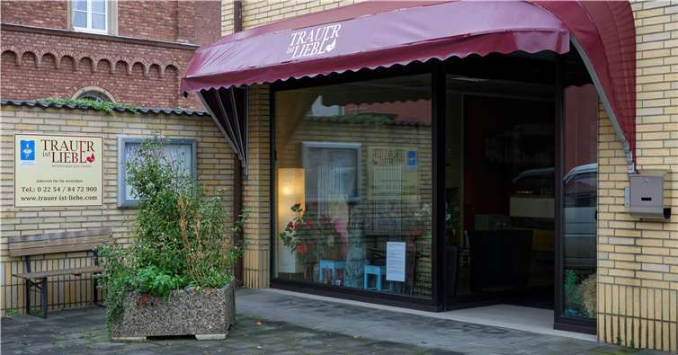 Das Bestattungsunternehmen von außen. Fotos: ELMAR BOTSCHEN