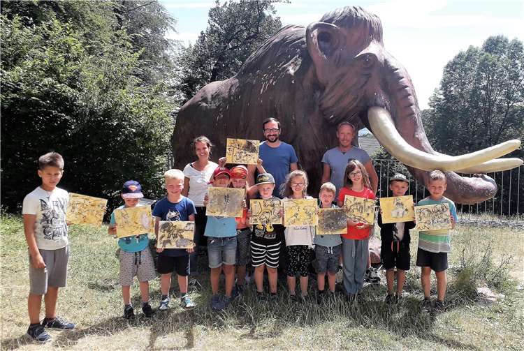 Das Betreuerteam mit Tatjane Wisotzki, Alexander Käbund Dr. Frank Moseler (Bildmitte) und den Kids auf Schloss Monrepos. Foto: GS