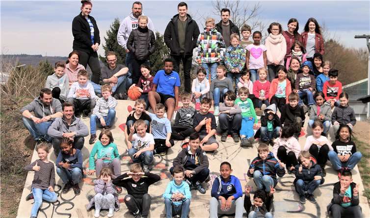 Das Betreuerteam mit der gesamten Rasselbande am Jugendzentrum.privat