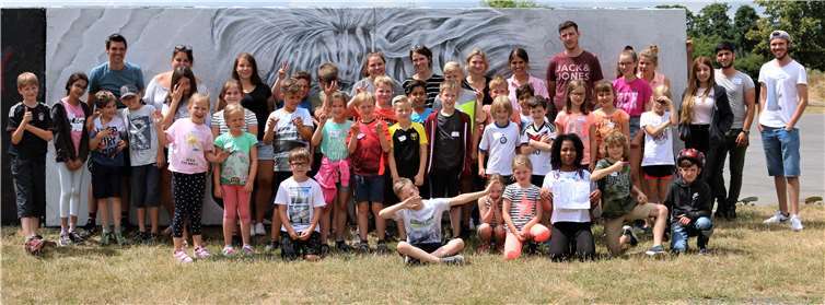 Das Betreuerteam vom Jugendzentrum mit den teilnehmenden Kids. Fotos: privat