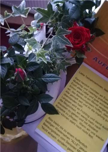 Das Betreuungsteam brachte zum Muttertag ein Blumengesteck mit einer Karte.Foto: privat