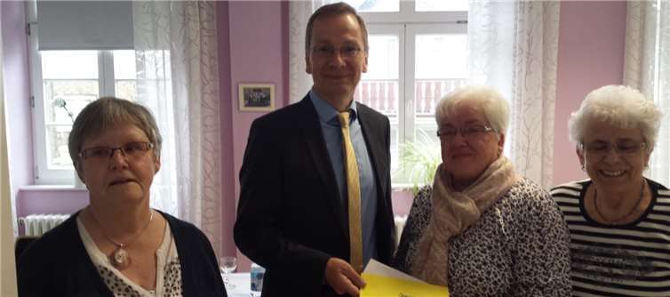 Das Betreuungsteam freute sich über einen Scheck von Bürgermeister Andreas Geron.Foto: privat