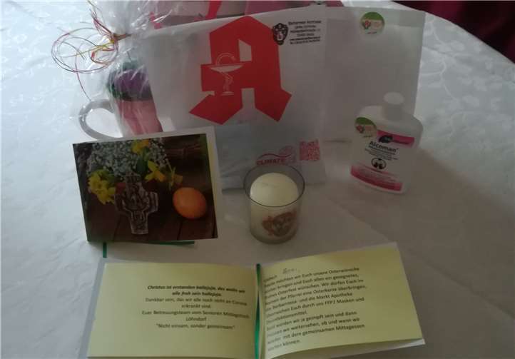 Das Betreuungsteam überreichte den SeniorInnen eine kleine Osterüberraschung. Foto: privat