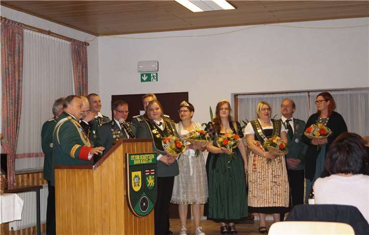 Das Bezirkskönigspaar und der Bezirksprinz sowie die amtierenen Majestäten wurden auf dem Familienabend begrüßt. privat