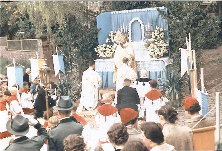 Das Bild aus den 50er Jahren zeigt den blauen Altar im Oberdorf. Die Aufnahme müsste von Foto Stumpf, also von Gerd Stumpf oder seinem Vater sein, die die Ortgeschichte fotografisch dokumentiert haben. Pfarrer damals war Pastor Schmitz. Foto: privat