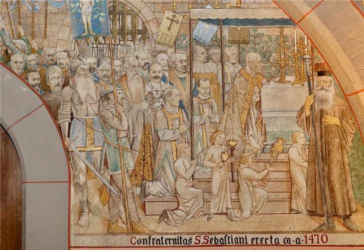 Das Bild im Chorraum der St. Laurentiuskirche Ahrweiler zeigt eine Fronleichnamsprozession in alter Zeit mit den Ahrweiler Schützen. Foto: -KG-