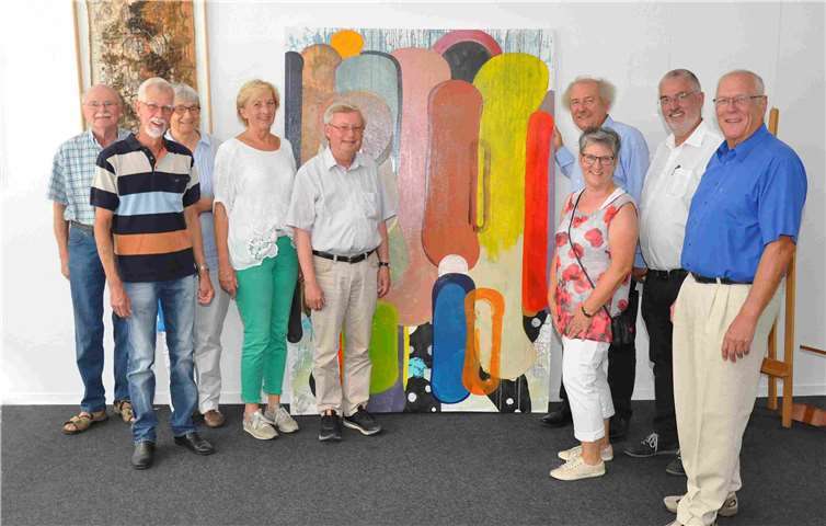 Das Bild im Hintergrund soll ebenfalls versteigert werden, sodass der Erlös erneut den Vereinen zugutekommen wird.privat