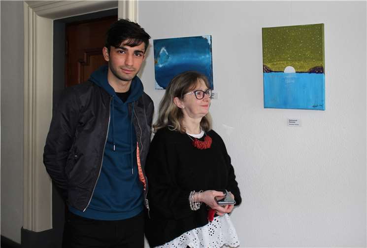 Das Bild rechts stammt von Mahmoud Rammo. Neben ihm steht Rechtspflegerin Sigrid Seul.Fotos: HG