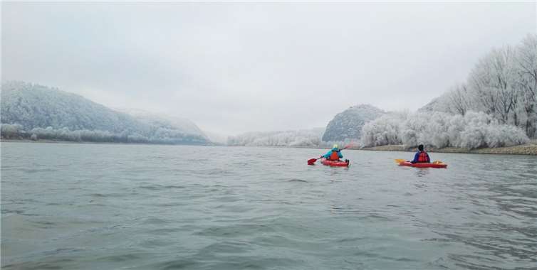 Das Bild vom Silvesterpaddeln vor wunderbarer Winterkulisse am Rhein belegt, dass die Unkeler Kanuten auch im Winter das Wasser nicht scheuen.privat