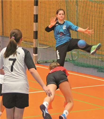 Das Bild zeigt Arzheims beste Spielerin des Tages, Torfrau Marie Lohner bei der Abwehr eines freien Wurfes. privat