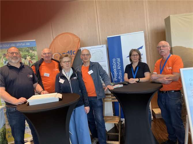 Das Bild zeigt das ADFC-Messeteam mit Silke Rothenberger (LBM), und Amelie Döres und Gerd Engel (Landesvorstand Rlp) bei der Messe Rad und Freizeit Siegburg. Copyright: Gerd Engel, ADFC Koblenz