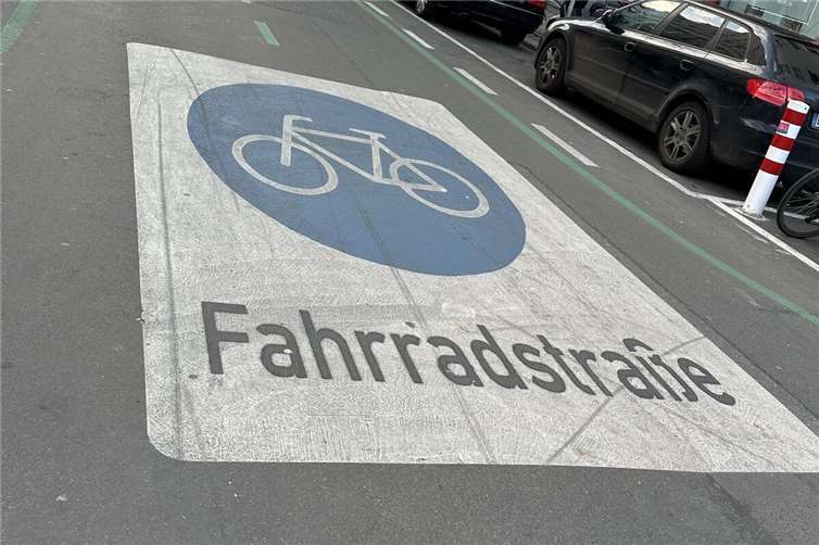Das Bild zeigt das Beispiel einer Fahrradstraße.Foto: Stadt Neuwied / Ulf Steffenfauseweh
