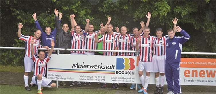 Das Bild zeigt das Team im neuen/alten Outfit. privat