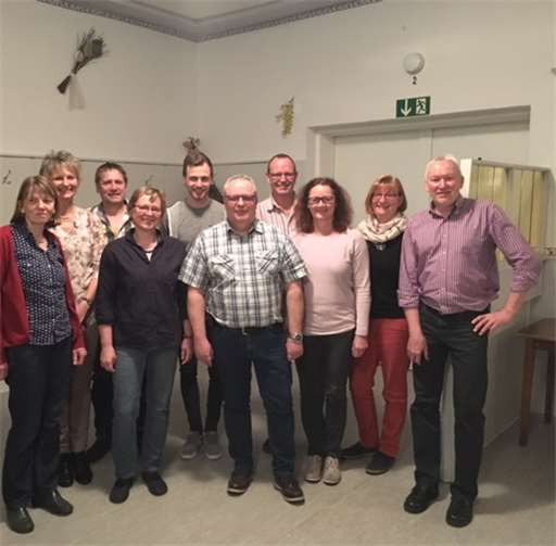 Das Bild zeigt den 1. Vorsitzenden Reiner Bermel (rechts) mit seinem Vorstand der kommenden drei Jahre (vordere Reihe v.l.n.r. Monika Keßler, Marion Bermel, Michael Bauer, Babette Thomsen, Leo Niggemann, Volker Strohe, Jürgen Straub, Ruth Straub, Beate Manz).privat