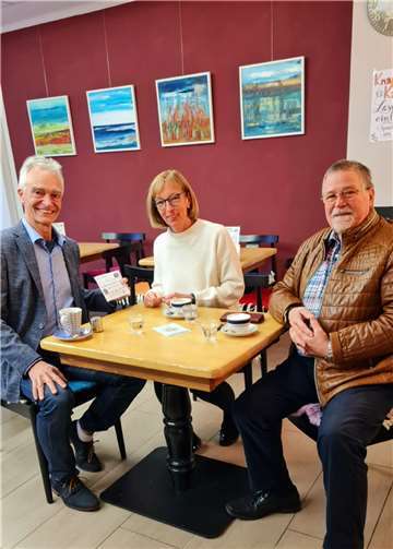 Das Bild zeigt den Chorleiter Frank Ennen bei der Geldübergabe an die Vorsitzende des Vereins „Wir für Inklusion e.V.“ Katja Kroeger und den Co-Vorsitzenden Horst Luge. Foto: Verein „Wir für Inklusion e.V.“