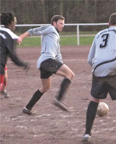 Das Bild zeigt den Torschützen und Vorlagengeber Marco Meller (in der Mitte) in Aktion. privat