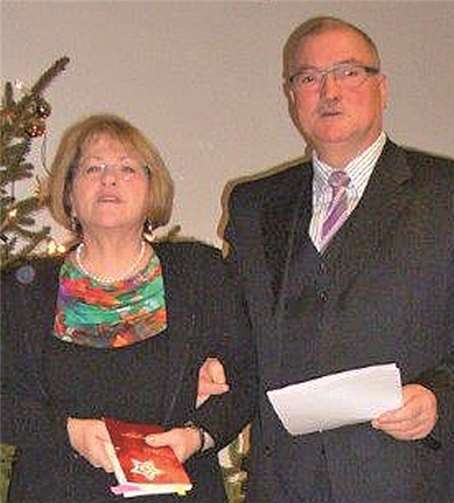 Das Bild zeigt den VdK-Ortsverbandsvorsitzenden Wolfgang Bayer und Karin Hörter-Schmidt.privat