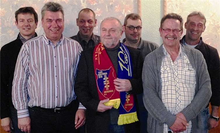 Neuer Vorsitzender: Ralf Dahs folgt auf Werner Bens Das Bild zeigt den scheidenden Vorsitzenden Werner Bens (mit Schal) eingerahmt von den aktuellen Vorstandsmitgliedern. privat