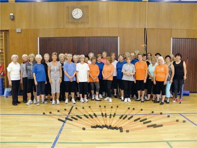Das Bild zeigt die Frauengymnastik-Gruppe unter der Leitung von Irmgard Reim (links).Walter Welling.