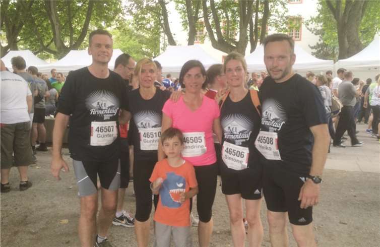 Das Bild zeigt die Lehrerinnen und Lehrer der Geschwister-Scholl-Realschule plus Andernach nach dem gemeinsamen Zieleinlauf.privat