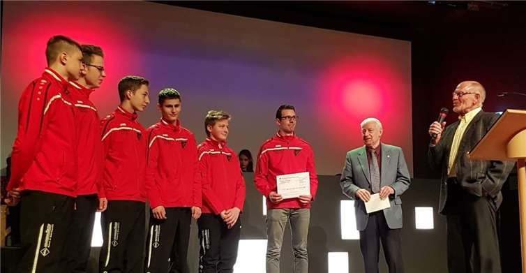 Das Bild zeigt die Leistungsturner zusammen mit dem 1. Vorsitzenden Daniel Spindler, Uli Keßler und dem Sportkreisvorsitzenden Albrecht Gehlbach. privat