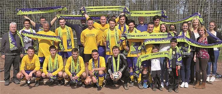 Das Bild zeigt die Mannschaft mit Fans nach dem Sieg gegen den SC Bad Bodendorf II.