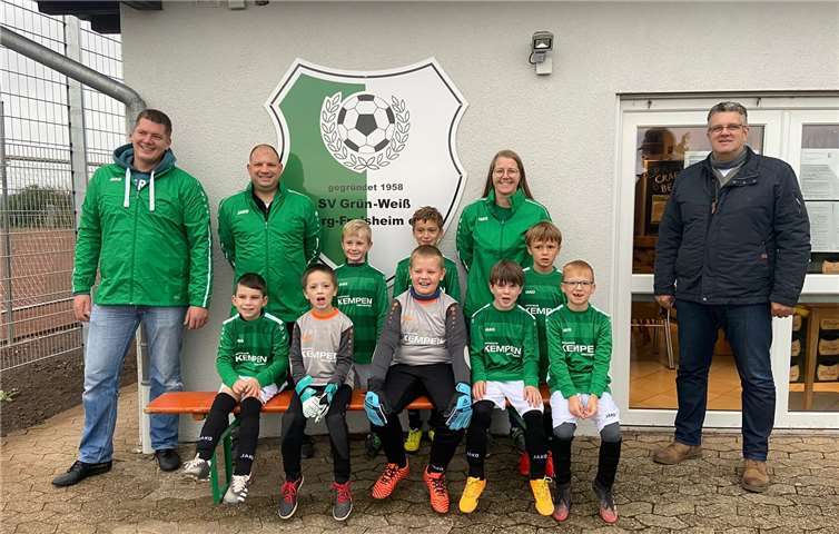 Das Bild zeigt die Mannschaft mit Ihren Trainern und Ralph Kempen, der Trikots, Trainingsanzüge und Jacken vertretungsweise überreicht hat.Foto: privat