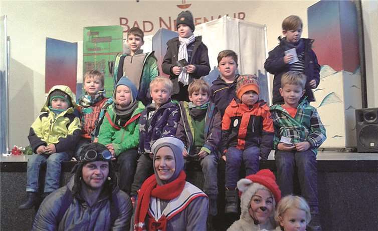 Das Bild zeigt die Mannschaft mit dem Eskimo, Robbi, der Robbe und Lars, dem kleinen Eisbären.privat