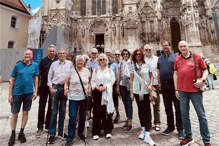 Das Bild zeigt die Sänger des MGV „Cäcilia“ Weibern mit ihren Ehefrauen vor dem Regensburger Dom.