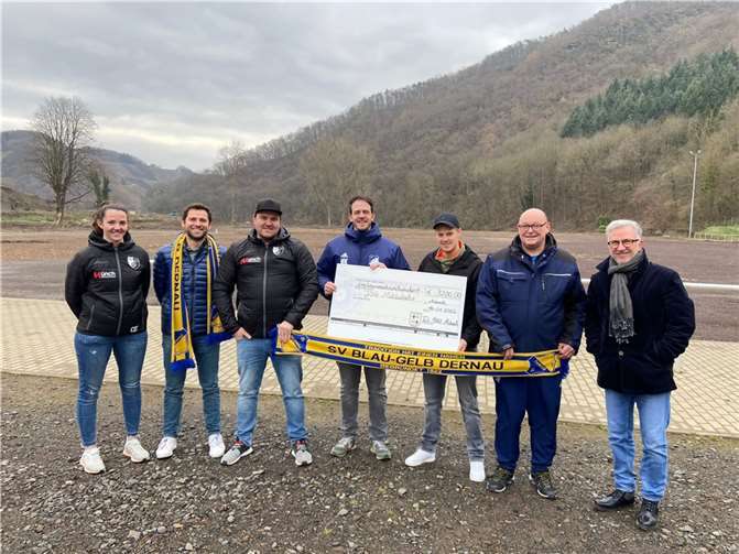 Das Bild zeigt die Spendenübergabe mit folgenden Personen: Chiara Eckloff (TuS-Jugendleiterin), Waldemar Komor (TuS-Abteilungsleiter), Daniel Schulte (TuS-Jugendleiter), Marco Kriechel (Jugendleiter JSG Mittelahr), Kilian Limbach (TuS-Organisationsleiter und Spieler 1. Mannschaft), Christian Müller (Vorsitzender SV Dernau) und Frank Sprau (2. TuS-Vorsitzender). Foto: privat