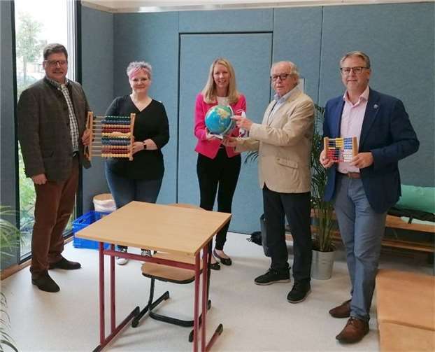 Kräfte bündeln zur Bewältigung der Flutkatastrophe  Das Bild zeigt die Übergabe der Spende (von links): Bernd Hartmann (RC Bonn-Siegburg), Dagmar Vitten (Leiterin der Don-Bosco-Schule), Nicole Lohse (Schulaufsichtsbezirk Koblenz), Hans-Peter Bastian (Fördergesellschaft des RC Bonn-Siegburg) und Thomas Wagner (Präsident des RC Bonn-Siegburg). Die Übergabe fand in der Janusz-Korszak-Schule in Sinzig statt, wo die Don-Bosco-Schule unter anderem Aufnahme gefunden hat. Dazu wurden Container aufgestellt und die Turnhalle, in der das Bild entstand, in Eigenleistung umgebaut.Foto: RC Bonn-Siegburg