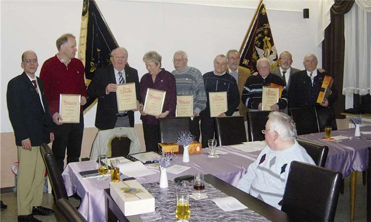 Das Bild zeigt die Vereinsjubilare gemeinsam mit Leo Pickel.privat