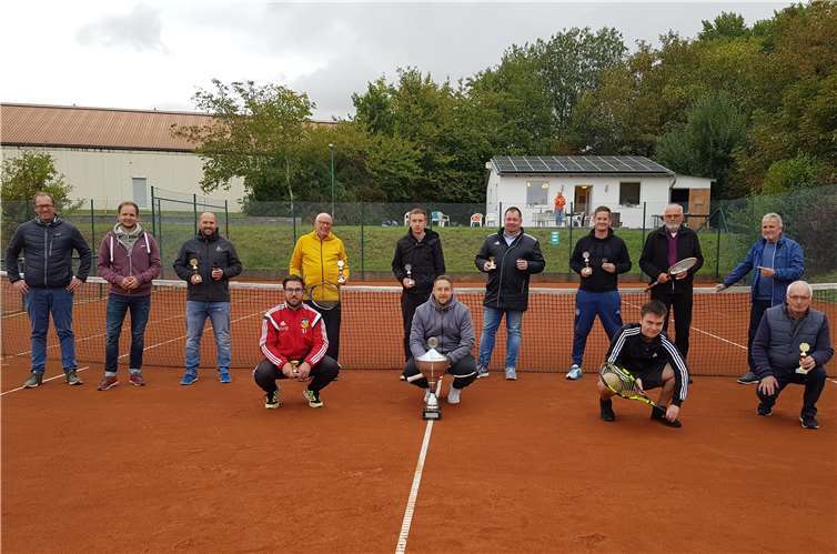 Das Bild zeigt die jeweiligen Clubmeister und den Sportwart bei der Siegerehrung (Sportwart Christian Höhnen, stehend 2.v.l.; Clubmeister Herren Sebastian Adams, knieend 2.v.l.; Clubmeister Herren 30 Marc Gilles, stehend 3.v.l.; Clubmeister Herren 65 Hugo Mayer, kniend 4.v.l.) Foto: privat