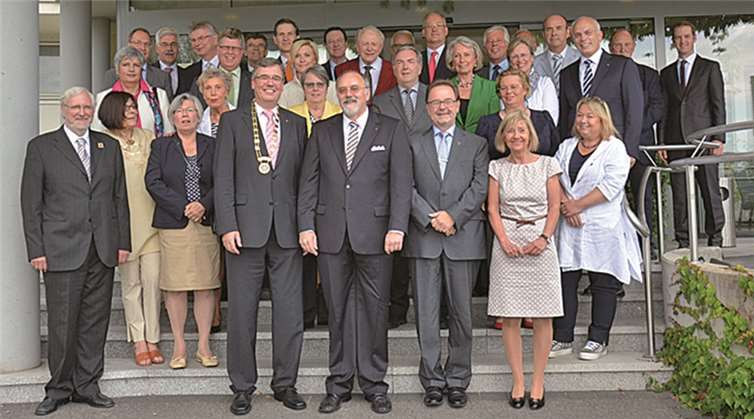 Das Bild zeigt die versammelten Rotarier mit dem alten Präsidenten Holz , der noch die Amtskette trägt, und rechts daneben der neue Präsident Karsten Sennewald. privat