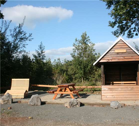 Das Bild zeigt die vollständige Anlage an der Schutzhütte „Eifelblick“ mit der Sitzgruppe in der Bildmitte.