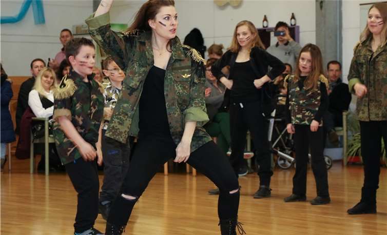 Das Bild zeigt eine der Hip-Hop-Gruppen der Redoute mit Trainerin Anna Schilcher.Privat