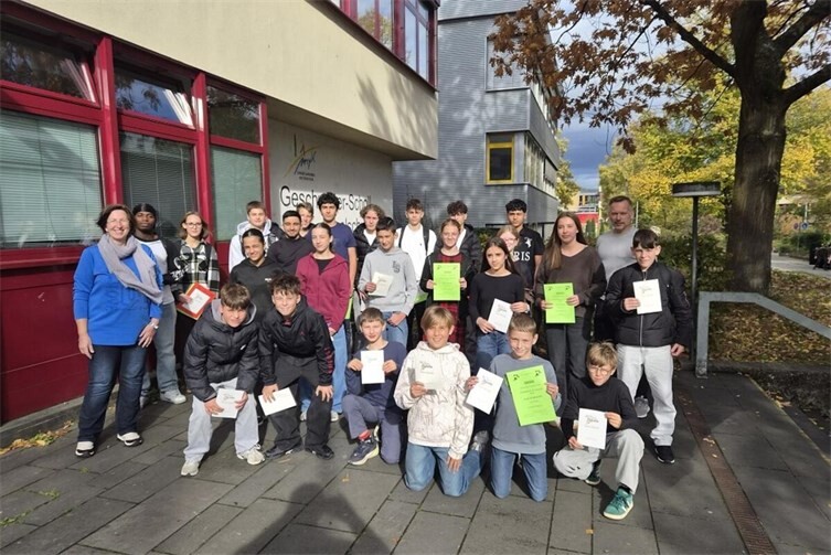 Das Bild zeigt einige der geehrten Schülerinnen und Schüler mit Linda Pfannschmidt und Heiko Schilling.