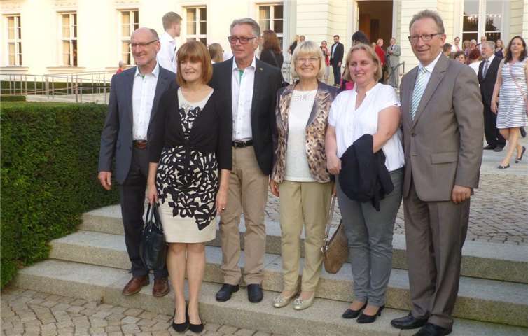 Das Bild zeigt (v. l.): Raimund Wittlich, Claudia Kirschbaum, Jürgen Grünwald, Gisela Wirtgen, Grit Zimmermann und Erwin Rüddel. privat