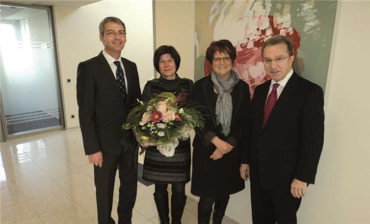 Das Bild zeigt (v.l.): Vorstand Sascha Monschauer, Jubilarin Christiane Thull, Teamleiterin Karin Mombaur und Regionalmarktdirektor Peter Schäfer.privat