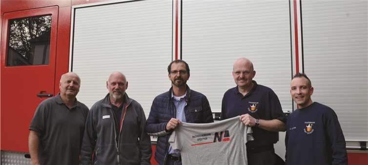 Das Bild zeigt, von links: Hauptbrandmeister Alfons Schuster (Organisator Laufgruppe Feuerwehr Bendorf), Manfred Schlöffel (Oiltanking Deutschland, Tanklager Bendorf), Andreas Normann (Spedition Normann), Markus Janßen (Wehrleiter Feuerwehr Bendorf) und Oberbrandmeister Frank Lohrum (Presse- und Medienarbeit Feuerwehr Bendorf). PS