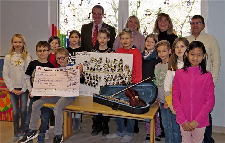 Das Bild zeigt (von links nach rechts) Hans-Otto Schade, Manuela Bauer, Claudia Mercer, Karl Hanenberg mit den Grundschulkindern bei der Spendenübergabe. Foto: privat