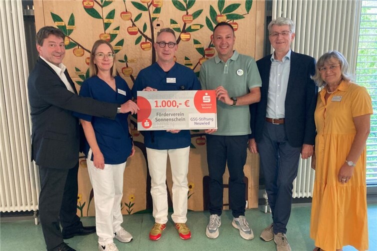 Das Bild zeigt vor dem Spendenbaum der Kinderklinik von links: Dr. Marc Bohr, 1. Vorsitzender des Vereins Sonnenschein, Bereichsleiterin Melanie Pörzgen, Chefarzt Dr. Kai Zbieranek, GSG-Geschäftsführer David Meurer, Beigeordneter Ralf Seemann und Ulrike Börder-Sauerbrei, Vorstandsmitglied des Fördervereins. 