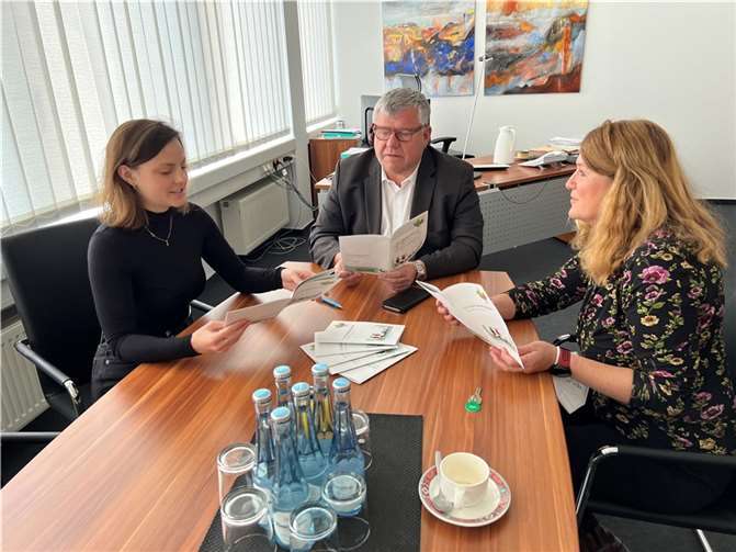 Das Bildungsbüro hat eine neue Broschüre für Eltern von Kita- und Grundschulkindern erstellt. Alida Kehlenbach und Andrea Oosterdyk stellten sie Bildungsdezernent Michael Mahlert vor.  Foto: Kreisverwaltung