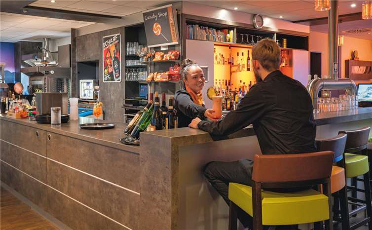 Das Bistrorant Bildungslücke mit seinem Bar Charakter steht Hotelgästen, aber auch Nicht-Übernachtenden offen.  Foto: Tim Karapetian