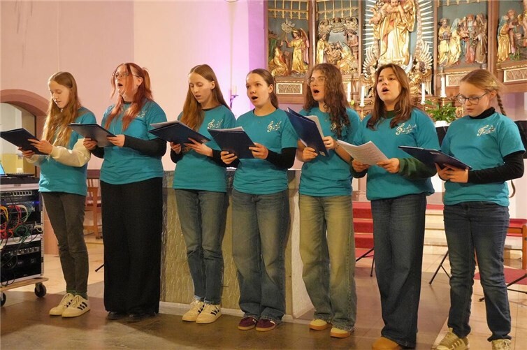 Das Bläserensemble "Sparkling Brass", der Sänger Björn Amadeus Kahl und "Sing FI" (Foto) gestalteten den Abend musikalisch.